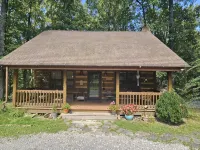 Nature Lovers Paradise- Rustic Cabin on 2 Acres with a Creek! Hotels in Cheatham County