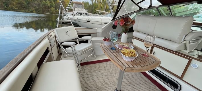 Private Yacht on Catskill Creek Hotels in Catskill