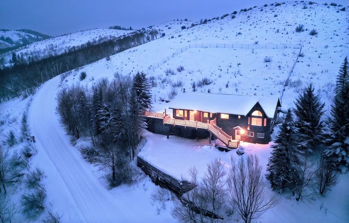 Large mountain home, incredible views, hot tub, game room, minutes from Jackson!