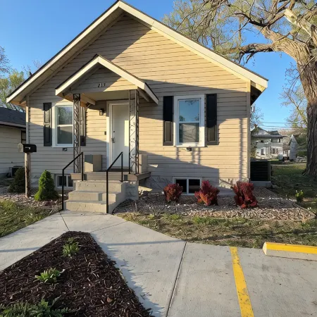 Five-bedroom house with WiFi, AC in fabulous Hays