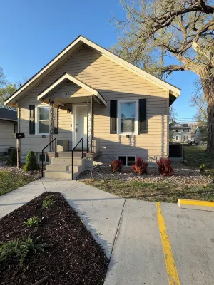 Five-bedroom house with WiFi, AC in fabulous Hays