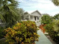 Nice Wooden House, a few steps from the beach - sleeps 6 - Strategic location - WiFi