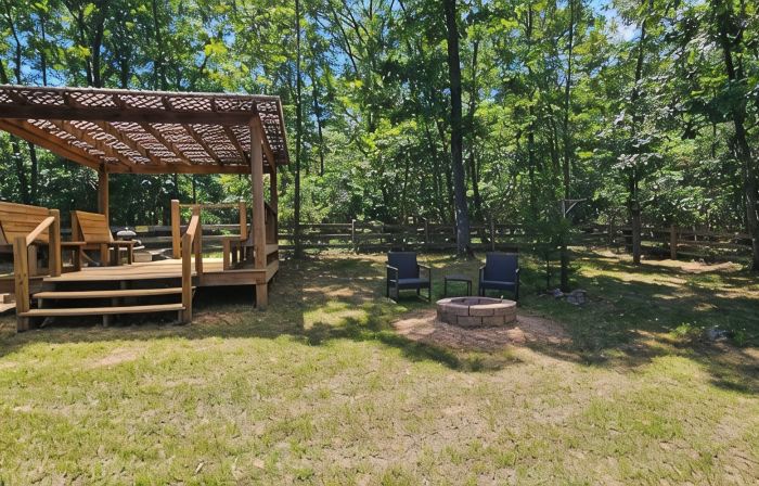 THE WOODLANDS - VERY QUIET SECLUDED CABIN
