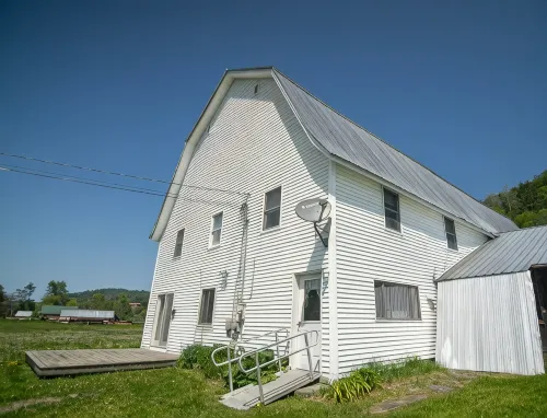 Cozy renovated barn apartment on first floor
