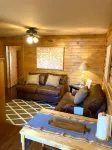 Cozy Cabin, Jacuzzi Tub, Kitchenette, Screened in Porch, Mountain Views. - Alphydda