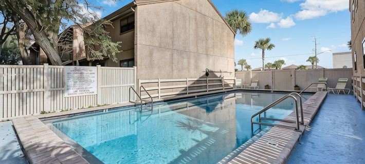 Beautifully Remodeled Townhouse Steps from the Shore – Pool & Garage Included Ξενοδοχεία στην πόλη Fernandina Beach