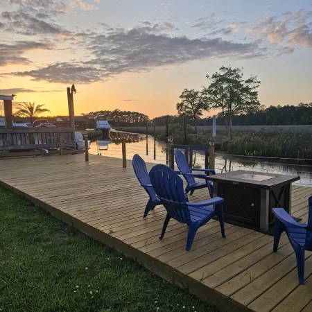 HotTub/Fish/RIVER FRONT/DOGS/SUMMER POOL.RIGHT BY GULF AND BEACHES. BRING BOAT!