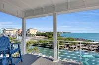 Pet Friendly 2Br/2BA Steps from the Water’s Edge with Unparalleled Sunrises - บังกะโล