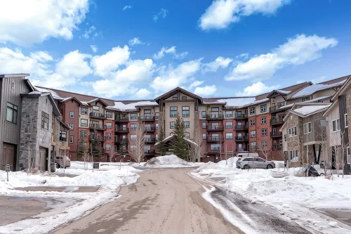 Luxury 1-bedroom ski in/ski out condo in lovely Granby Ranch - 3 stjerner