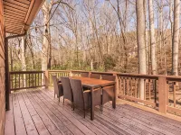 Charming 2-bedroom cabin close to Bryson City with AC, WiFi, Hot tub Hotels in Qualla