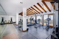 H168 10/10 Stars - Immaculate Remodeled Corner Condo w/Fireplace, New Golf Cart - Gym