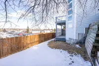 Unique Triangle Shaped Home with 2 Master Suites on Separate Floors. - 3つ星