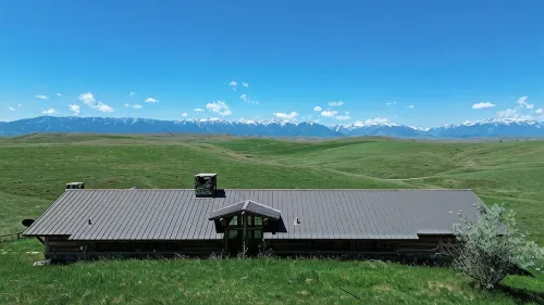 Glass Cottage Overlooking Beartooth Mountain Range - 4-Star