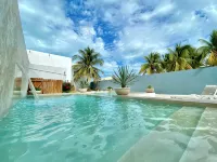 Coastal Casual Bliss: Beach + Pool + Rooftop Deck + Generator + Fast Internet - Pools