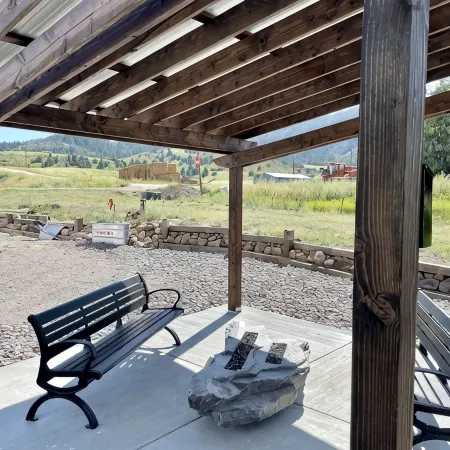 Unique stay in a modern grain bin home 2 miles from the famous hot pools!