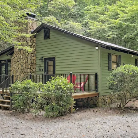 “Serenity Wow Cabin on the Creek Close to Town