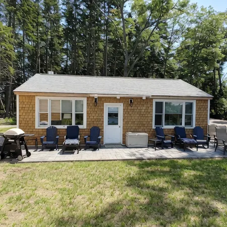 Cozy Cottage with stunning views of Stover's Cove.