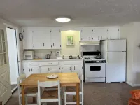 Charming 1-bedroom 1/2 house in soothing St Helen Hideaway with WiFi - Homestays