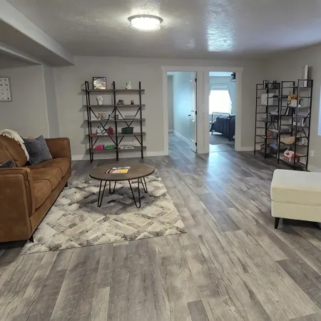 Cedar City, Basement Apartment. Five minutes from the I-15. Pet, family friendly