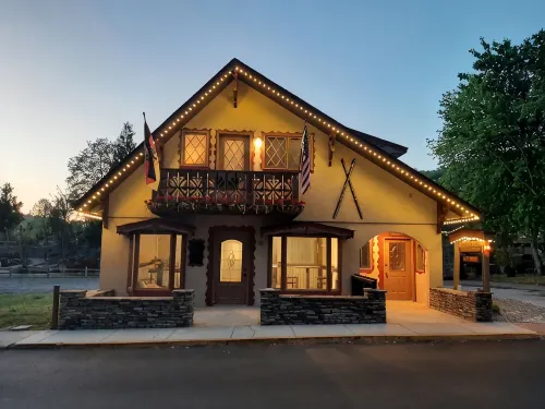 Welcome to the Heart of Helen, Chalet Munich