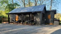 Luxury Cabin, King Bed, Hot Tub Minutes from Alpine Helen sits on 40 acres. - Hytter