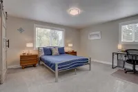 Modern 5 BR - Large Yard + BBQ + Kid's Playhouse + Game Room + Great WiFi - Homestays