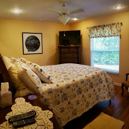 Custom home great local, boat parking, near dock, food, scalloping, Manatee.