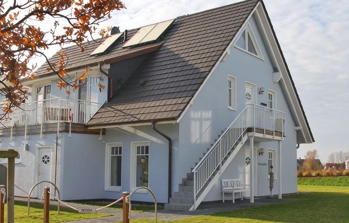 Exclusive apartment with 2 balconies and sea views - only 200m from the beach!