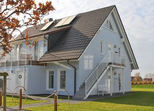 Exclusive apartment with 2 balconies and sea views - only 200m from the beach!