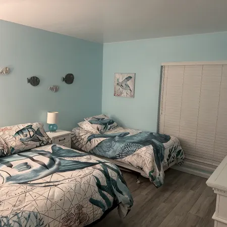 Siesta Key Condo- walk to beautiful beaches, ride a free trolley around the key