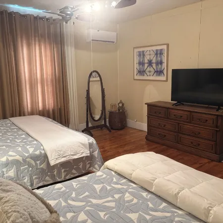 4-Bdrm 3 bath house in Grafton with large patio, WiFi and very walkable. Fun!!!