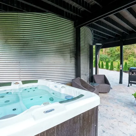 Restored Grain Bin with Hot Tub, King Bed, Vending Machine. Dog-Friendly!