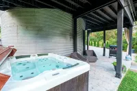 Restored Grain Bin with Hot Tub, King Bed, Vending Machine. Dog-Friendly!