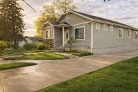 Spacious 6Br Home w 2 Large Living Areas & 3 Bath - Wifi