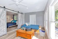 Large 4/3House - 7MIN WALK 2 BEACH!-Tiki, Heated Pool & Bikes Included - balkon