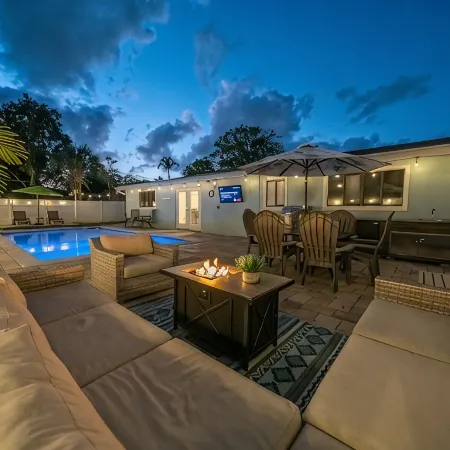 Dip n' Sip Oasis: Heated pool, close to the beach & Atlantic ave!