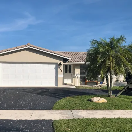 Waterfront Home, Large Heated Pool, 5 min. from the beach, family friendly