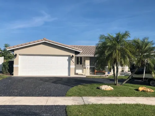 Waterfront Home, Large Heated Pool, 5 min. from the beach, family friendly