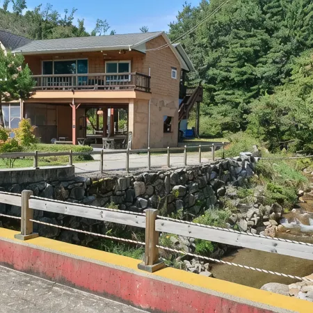 Pyeongchang Bongpyeong Starlight Pension (Phoenix Pyeongchang 4km 5 Minutes Away) Отели рядом с достопримечательностью «Лыжный курорт Феникс Парк»