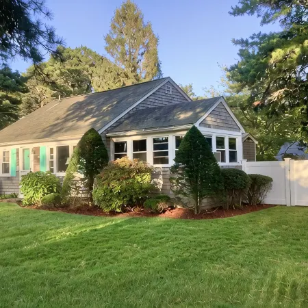 Cape Cod Beach Cottage, only 5 minute walk to Glendon beach & local restaurants