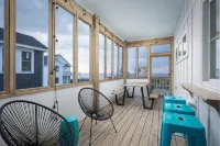 4BR 3BA Waterfront Slice of Heaven! Luxury, hot tub, sunsets, fishing.