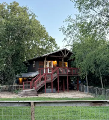 The Little Lake Shack- Pet Friendly Treehouse Cabin