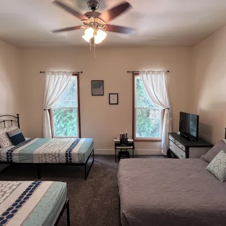 Relaxing Townhouse Downtown Dubuque with Fenced in Backyard & Pet Friendly