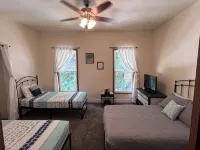 Relaxing Townhouse Downtown Dubuque with Fenced in Backyard & Pet Friendly - con encanto