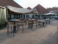 Cosy Vacation Home with Lakeside Terrace - Wifi