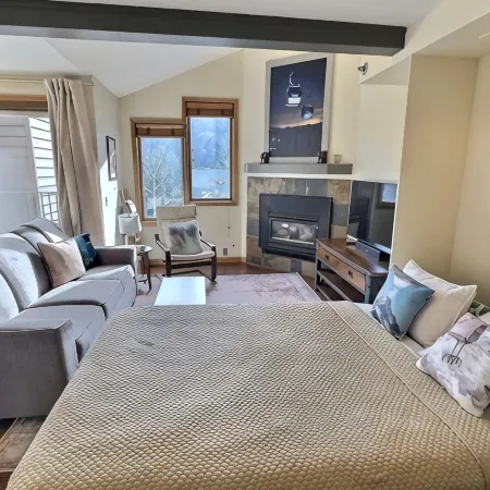 2BR Ski-In Ski-Out Condo with Desirable Amenities