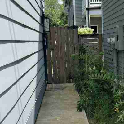 Charming 1-bedroom carriage house apartment with private garage Hotel Exterior