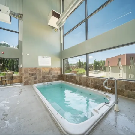 Chic downtown WP condo; 5 mins to slopes 🎿; walk to drinks🍹& dining, hot tub