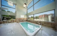 Chic downtown WP condo; 5 mins to slopes 🎿; walk to drinks🍹& dining, hot tub - Uima-altaat