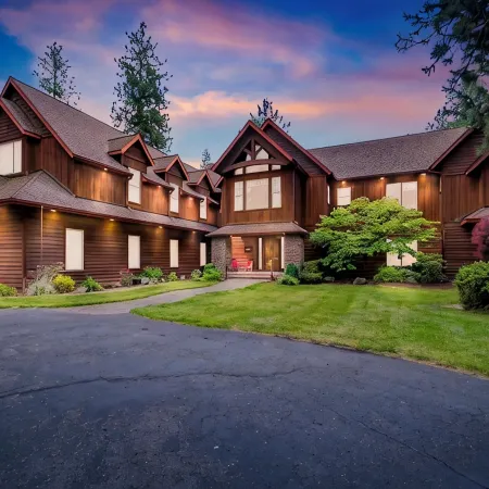 Cdas Finest Secluded Waterfront Estate 7000 Sq ft 5 Forested Acres-Close to Town